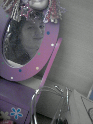 Mimi in oglinda, fericita