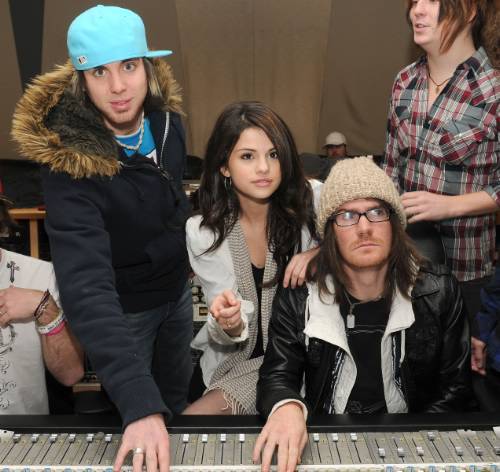 2upv2qb - Selena Gomez