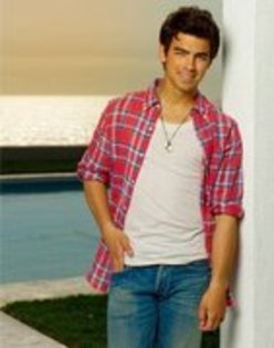 25186736_WINAZDOQB - Joe Jonas