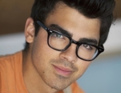 29754845_CLXCIHMXY - Joe Jonas