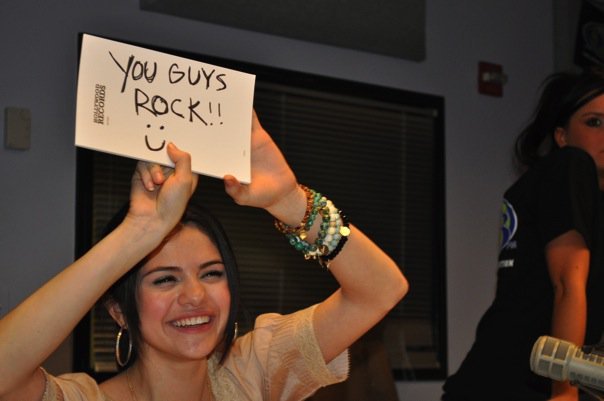 21839_326016070974_7961985974_3627803_6620097_n - selena gomez poze noi
