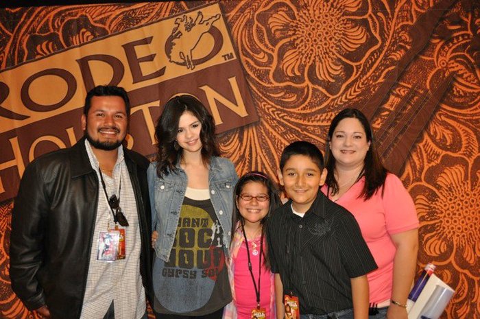 23509_375892505974_7961985974_3788047_3810800_n - selena gomez poze noi