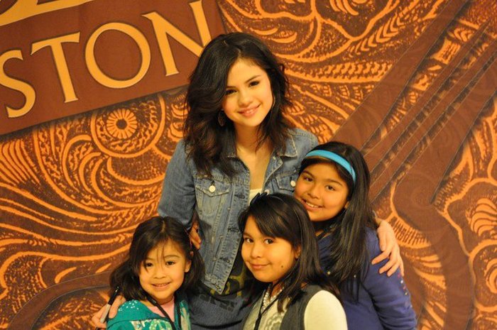 23509_375892520974_7961985974_3788049_187290_n - selena gomez poze noi