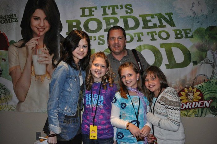 23509_375892525974_7961985974_3788050_968015_n - selena gomez poze noi