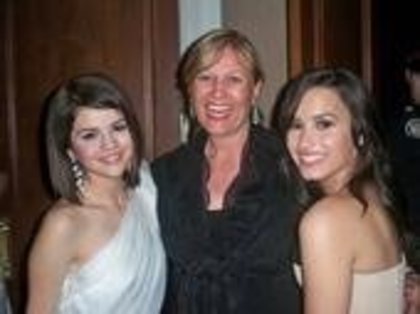 4991_94992325974_7961985974_2039627_6981518_n - selena gomez poze noi