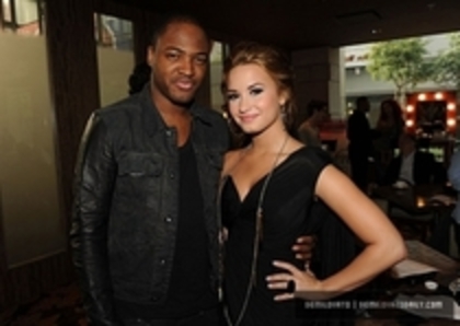 28365189_YEWUBOKQJ - Demi OCOTBER 12TH - 2010 American Music Awards Nominations Press Conference