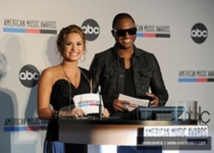 28365215_RGGAAXCSU - Demi OCOTBER 12TH - 2010 American Music Awards Nominations Press Conference