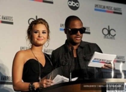 28365232_EAGJUKTBM - Demi OCOTBER 12TH - 2010 American Music Awards Nominations Press Conference