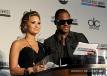 28365236_IFJYWQFXQ - Demi OCOTBER 12TH - 2010 American Music Awards Nominations Press Conference