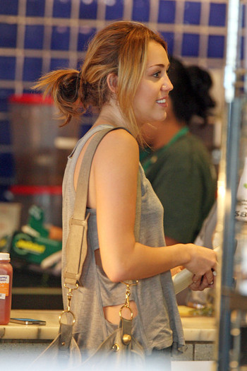 Miley+Cyrus+Miley+Cyrus+Erewhon+Natural+Foods+AEWtMI8o_jml