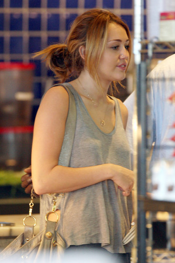 Miley+Cyrus+Miley+Cyrus+Erewhon+Natural+Foods+dkEb9GKw2iGl