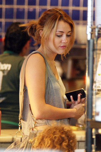 Miley+Cyrus+Miley+Cyrus+Erewhon+Natural+Foods+Jxl3FFMVQ3Zl