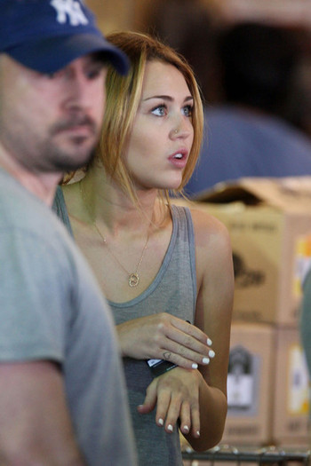 Miley+Cyrus+Miley+Cyrus+Erewhon+Natural+Foods+tSNNaJLz78el