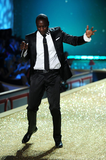 Akon+2010+Victoria+Secret+Fashion+Show+Performance+pR8MV9SIg62l - 2010 Victoria s Secret Fashion Show - Performance