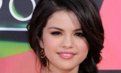 selena-gomez-nu-stiu-ce-e-iubirea_size1 - selena gomez zike k nu stie ce e iubirea