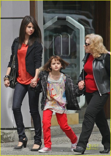 selena-gomez-joey-king-girls-day-out-03