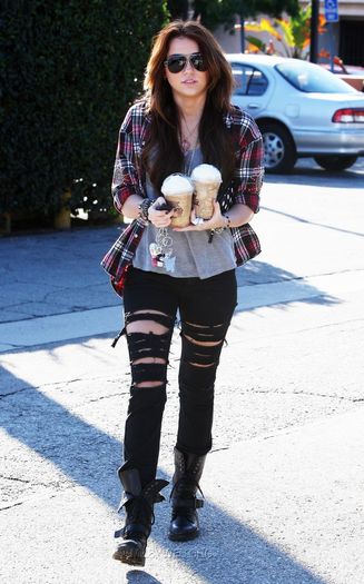15 - Out and about in Los Angeles - January 23 2010