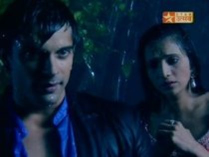 25015719_VANOTOSQF[1] - Dill Mill Gayye-Rain Scene