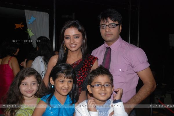 107328-parul-chauhan-with-co-actor-naveen-saini-and-kids-at-the-bidaai - Sapna Babul Ka Bidaai-Culoarea fericirii