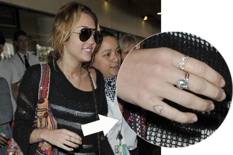 O inimioara!! - Miley are un tatuaj pe degetul mic