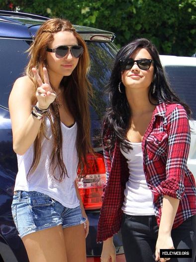 1 - Out and about in Beverly Hills with Demi - April 25 2010