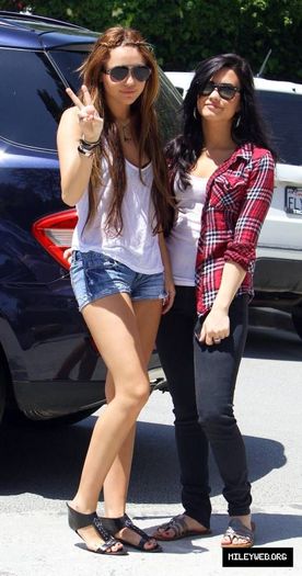 14 - Out and about in Beverly Hills with Demi - April 25 2010