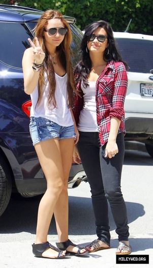 15 - Out and about in Beverly Hills with Demi - April 25 2010
