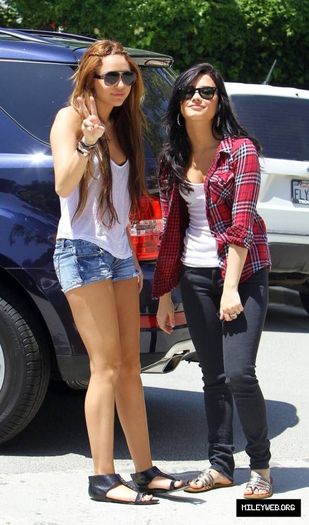 16 - Out and about in Beverly Hills with Demi - April 25 2010