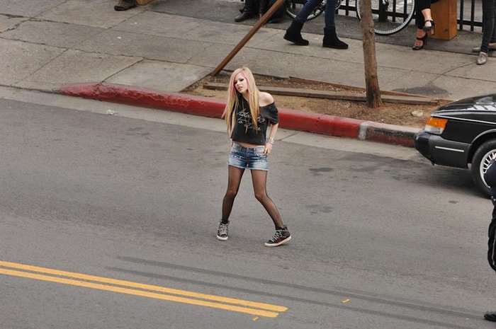 poze-filmari-videoclip-Avril-Lavigne-What-The-Hell-4[1]