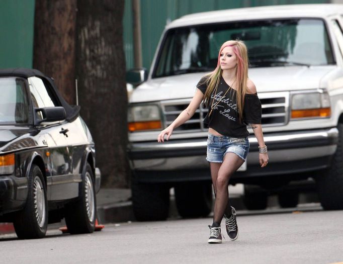 poze-filmari-videoclip-avril-lavigne-what-the-hell-7[1]