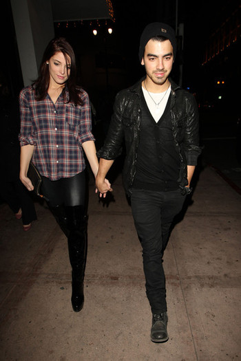 Ashley+Greene+boyfriend+Joe+Jonas+venture+DdOVNkUtBhrl