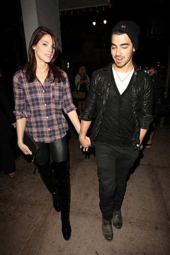 Ashley+Greene+boyfriend+Joe+Jonas+venture+pc1axwn6S2Cl