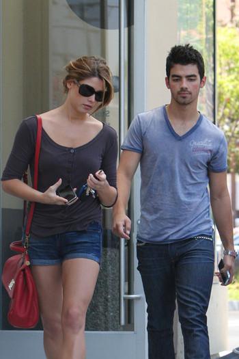 Joe+Jonas+Ashley+Greene+Joe+Jonas+Out+COVxAqJ90cdl