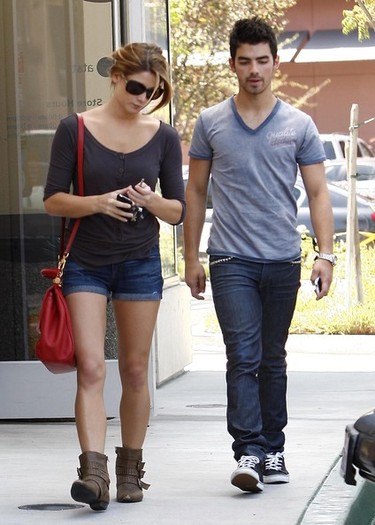 Joe+Jonas+Ashley+Greene+Joe+Jonas+Out+Studio+2jXj66OVg0ml