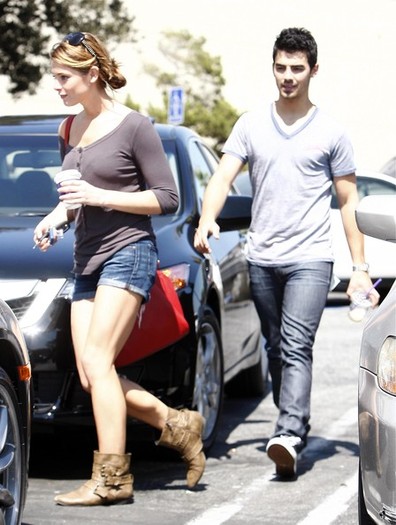 Joe+Jonas+Ashley+Greene+Joe+Jonas+Out+Studio+3YmefSshvz0l