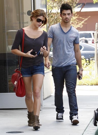 Joe+Jonas+Ashley+Greene+Joe+Jonas+Out+Studio+DnKSKcreZMrl