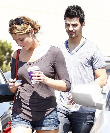 Joe+Jonas+Ashley+Greene+Joe+Jonas+Out+Studio+fXJkT5olltfl