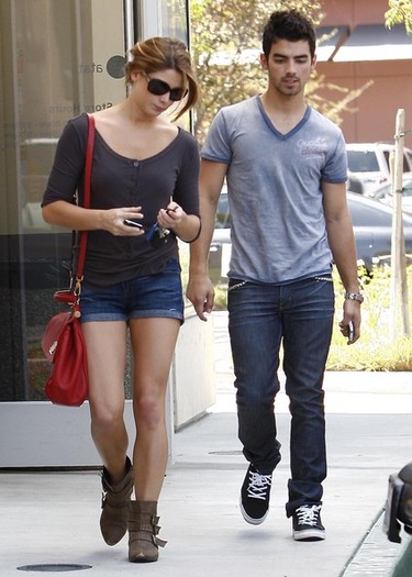 Joe+Jonas+Ashley+Greene+Joe+Jonas+Out+Studio+H4aVFN5SpX0l
