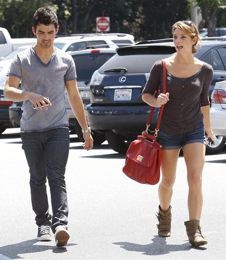 Joe+Jonas+Ashley+Greene+Joe+Jonas+Out+Studio+lnLJUwTPCC8l - FoR U JoE JoNaS 1