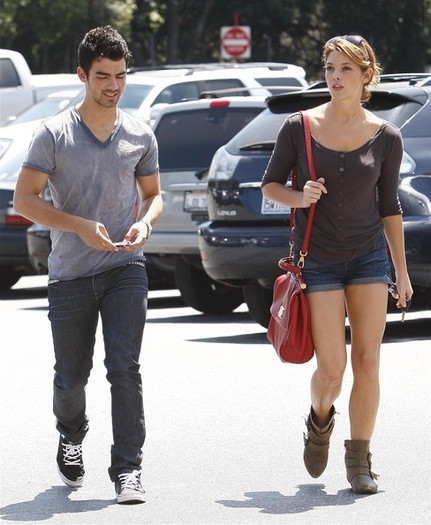 Joe+Jonas+Ashley+Greene+Joe+Jonas+Out+Studio+tmehWvZG8Bal