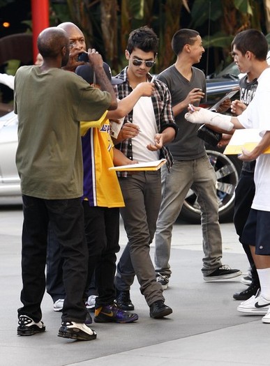 Celebrities+Arriving+2010+NBA+Finals+Game+49BGA6P-d_Ll