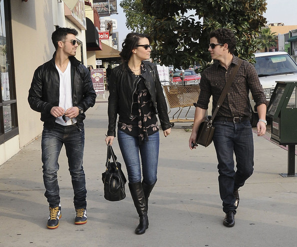 Joe+Jonas+Joe+Nick+Jonas+Samantha+Barks+West+5MZJGnpfpfxl