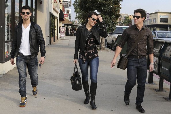 Joe+Jonas+Joe+Nick+Jonas+Samantha+Barks+West+AeIn1DtK-kFl