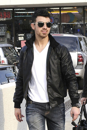 Joe+Jonas+Joe+Nick+Jonas+Samantha+Barks+West+QJ0c2NkVq7hl