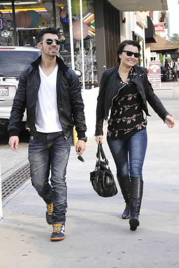 Joe+Jonas+Joe+Nick+Jonas+Samantha+Barks+West+YYHsMQDLw7tl