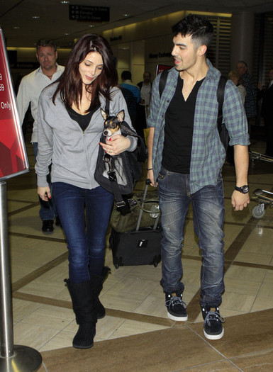 Joe+Jonas+Joe+Jonas+Ashley+Greene+Arriving+gAywLDrLkNQl