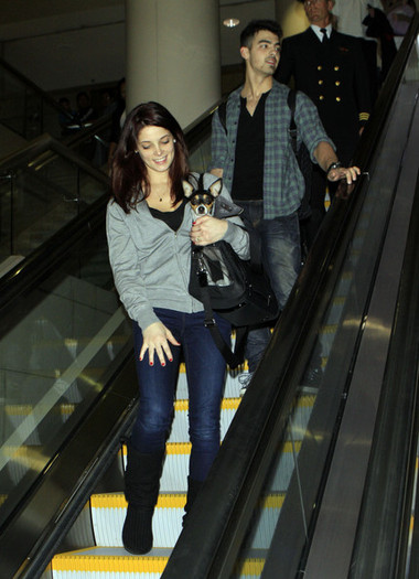 Joe+Jonas+Joe+Jonas+Ashley+Greene+Arriving+oDL-y4rKK9wl - FoR U JoE JoNaS 1