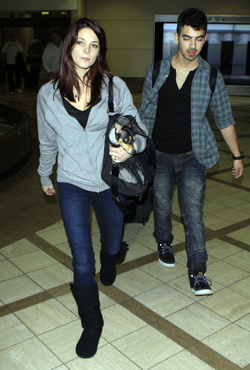 Joe+Jonas+Joe+Jonas+Ashley+Greene+Arriving+tRgL_3DXieIl