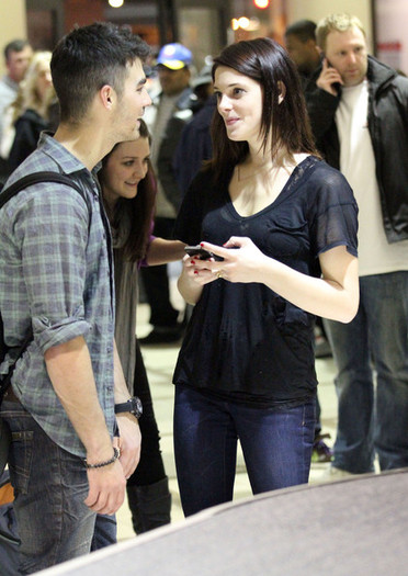 Joe+Jonas+Joe+Jonas+Ashley+Greene+Arriving+TSKOdxLlPNtl