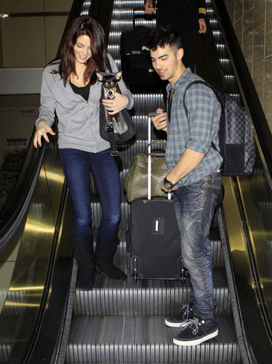 Joe+Jonas+Joe+Jonas+Ashley+Greene+Arriving+xHNVfAmQe7Zl